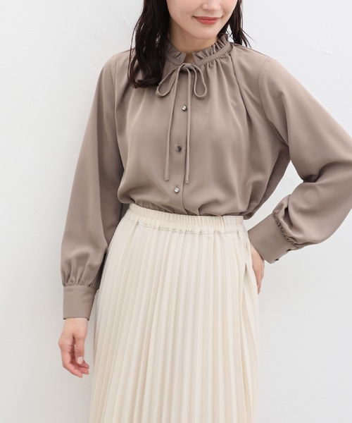 Honeys（ハニーズ）の「フリルボウタイブラウス（シャツ/ブラウス・レディース・アイボリー/ブラック/モカ/グレイッシュベージュ・M/S/L/3L/LL）」の12枚目の写真