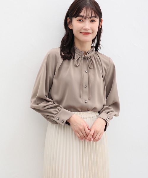 Honeys（ハニーズ）の「フリルボウタイブラウス（シャツ/ブラウス・レディース・アイボリー/ブラック/モカ/グレイッシュベージュ・M/S/L/3L/LL）」の13枚目の写真