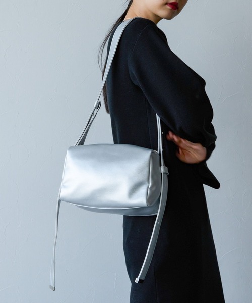 HARE(ハレ)の「スクエアソフトショルダーBAG(HARE)(ショルダーバッグ・レディース・シルバー/ブラック・FREE)」の4枚目の写真