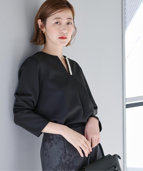 UR'S(ユアーズ)の「パール付キーネックトップス(Tシャツ/カットソー・レディース・ネイビー/ブラック/ベージュ・M/L/S)」の8枚目の写真