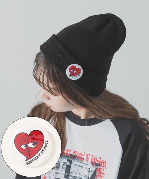 SIDEWAY STANCE(サイドウェイスタンス)の「【SIDEWAY STANCE】缶バッジ付き ニットキャップ(ニットキャップ/ビーニー・メンズ・杢グレー/ブルー/チャコール/パープル/グリーン/ブラック系/イエロー/ライトイエロー/ライトグリーン/ホワイト/ブラック系1/ブラック/ブラック系2/レッド/ブラウン/ベージュ・FREE)」の4枚目の写真
