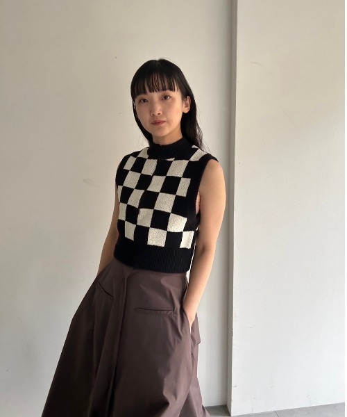 emmi(エミ)の「【emmi atelier】ハーフジップノースリブニット(ベスト・レディース・グレー/ブラック・FREE)」の1枚目の写真