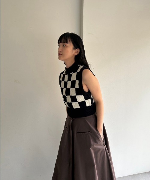 emmi(エミ)の「【emmi atelier】ハーフジップノースリブニット(ベスト・レディース・グレー/ブラック・FREE)」の19枚目の写真