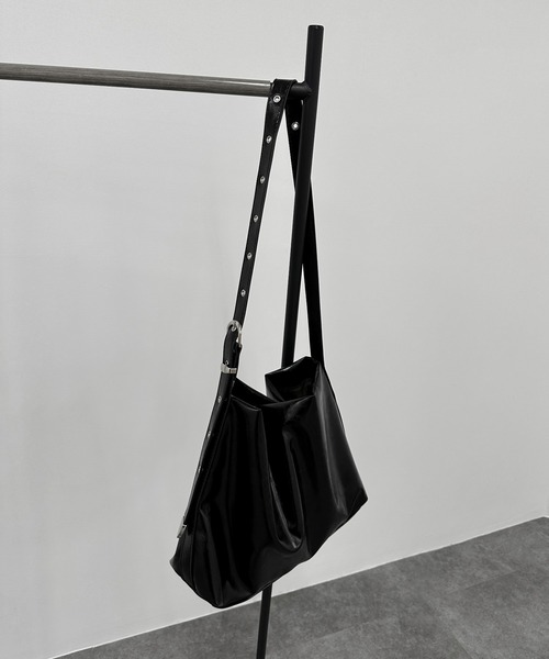 LVEU.】ハトメベルトエナメル風バッグ / バッグ 鞄 BAG ハトメ カシメ 