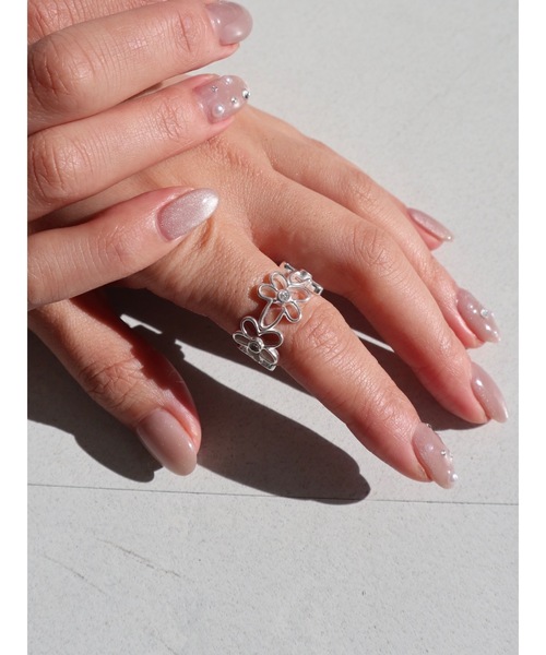 JUMELLE(ジュメロ)の「flower shape ring(リング・レディース・シルバー・FREE)」の1枚目の写真