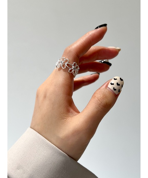 JUMELLE(ジュメロ)の「flower shape ring(リング・レディース・シルバー・FREE)」の2枚目の写真