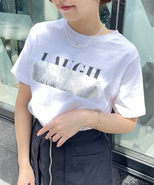 Meli rich（メリーリッチ）の「箔プリントLAUGH英字ロゴ消しコンパクトT（Tシャツ/カットソー・レディース・ブラック×シルバー/ホワイト×シルバー・FREE）」の2枚目の写真