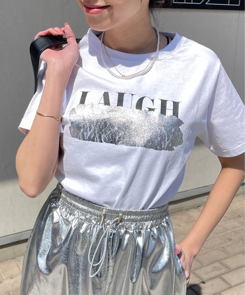 Meli rich（メリーリッチ）の「箔プリントLAUGH英字ロゴ消しコンパクトT（Tシャツ/カットソー・レディース・ブラック×シルバー/ホワイト×シルバー・FREE）」の3枚目の写真