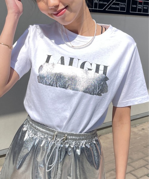 Meli rich（メリーリッチ）の「箔プリントLAUGH英字ロゴ消しコンパクトT（Tシャツ/カットソー・レディース・ブラック×シルバー/ホワイト×シルバー・FREE）」の5枚目の写真