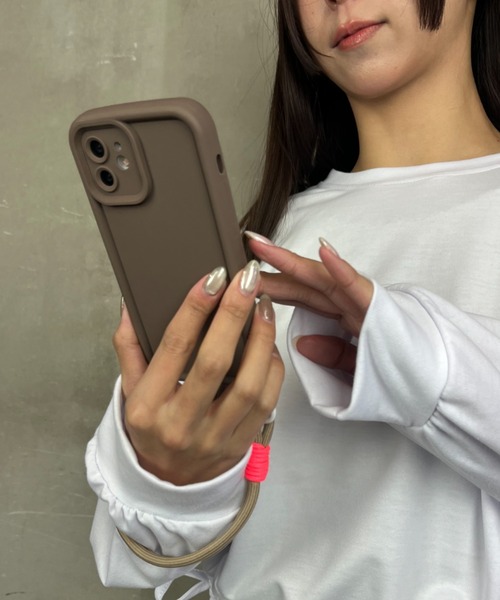 iPhone12用ケース、ハンドロープ245 ASCII.jp：iPhone 12シリーズ向け、ハンドスラップ付きの背面型ハード