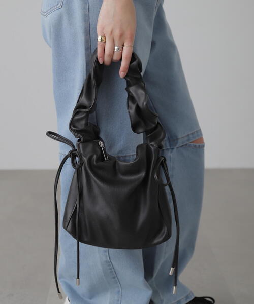 FREE'S MART（フリーズマート）の「◆フリルショルダーバッグ（ショルダーバッグ・レディース・ブラック/パープル・ﾌﾘ-）」の2枚目の写真