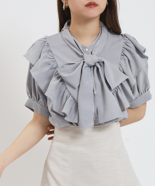 ASTORIA ODIER（アストリアオディール）の「ストライプボウタイフリルブラウス（シャツ/ブラウス・レディース・ブルー/ブラック・MEDIUM）」の2枚目の写真