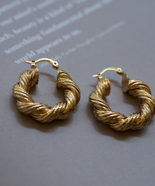 Ettika（エティカ）の「【Ettika/エティカ】ツイストフープピアス（ピアス（両耳用）・レディース・ゴールド・フリー）」の3枚目の写真