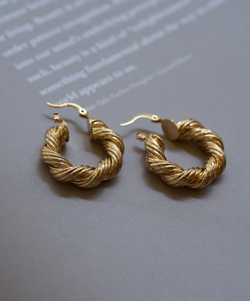 Ettika（エティカ）の「【Ettika/エティカ】ツイストフープピアス（ピアス（両耳用）・レディース・ゴールド・フリー）」の2枚目の写真