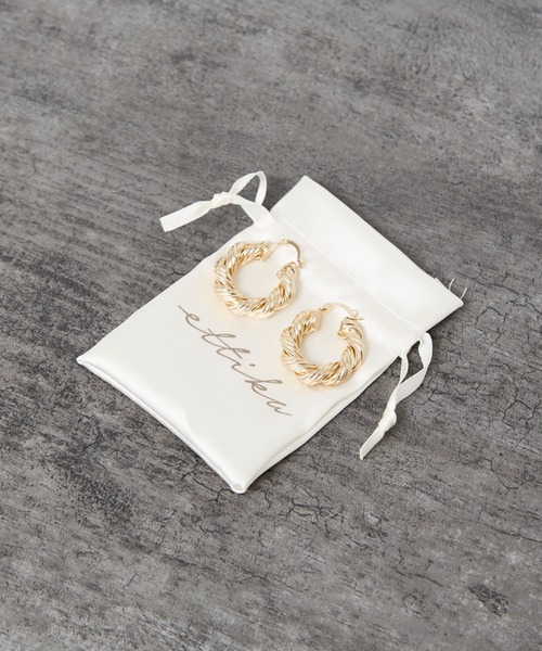 Ettika（エティカ）の「【Ettika/エティカ】ツイストフープピアス（ピアス（両耳用）・レディース・ゴールド・フリー）」の4枚目の写真