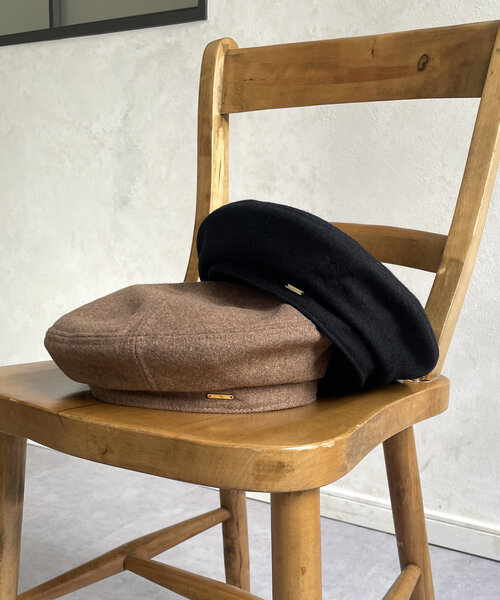 Thevon（ゼボン）の「GLDスタッズ付きベレー帽（キャップ・レディース・ブラック/キャメル・L）」の2枚目の写真