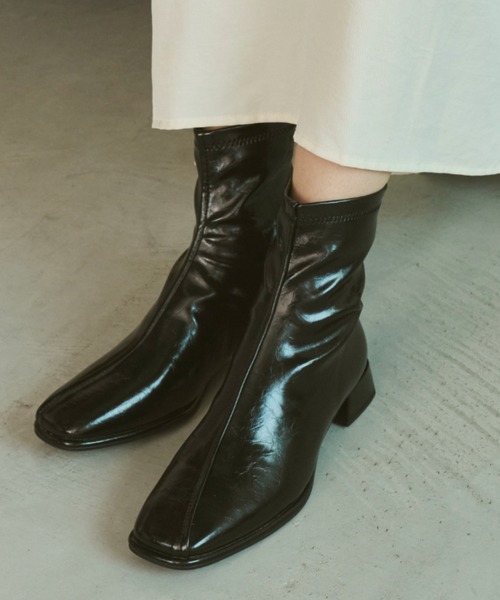 Unitage（ユニテージ）の「フェイクレザーショートブーツ（ブーツ・レディース・ブラック/ブラウン・MEDIUM/LARGE）」の2枚目の写真
