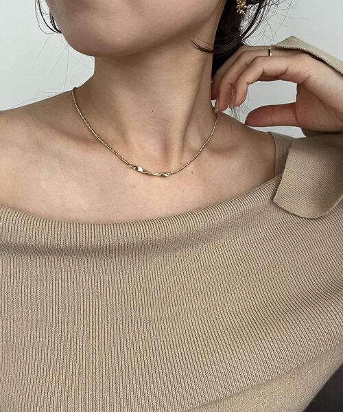 CAPRICIEUX LE'MAGE（カプリシューレマージュ）の「〈GOLDY/ゴールディ〉ツイストバーネックレス（ネックレス・レディース・シルバー/ゴールド・FREE）」の2枚目の写真