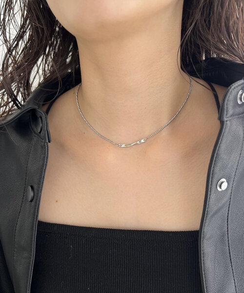 CAPRICIEUX LE'MAGE（カプリシューレマージュ）の「〈GOLDY/ゴールディ〉ツイストバーネックレス（ネックレス・レディース・シルバー/ゴールド・FREE）」の3枚目の写真