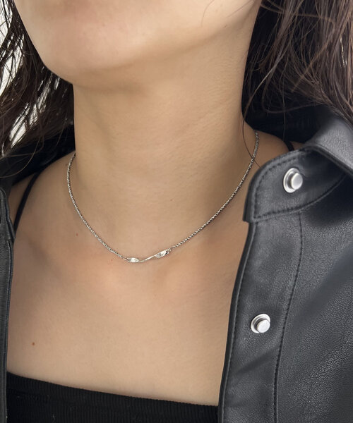 CAPRICIEUX LE'MAGE（カプリシューレマージュ）の「〈GOLDY/ゴールディ〉ツイストバーネックレス（ネックレス・レディース・シルバー/ゴールド・FREE）」の4枚目の写真