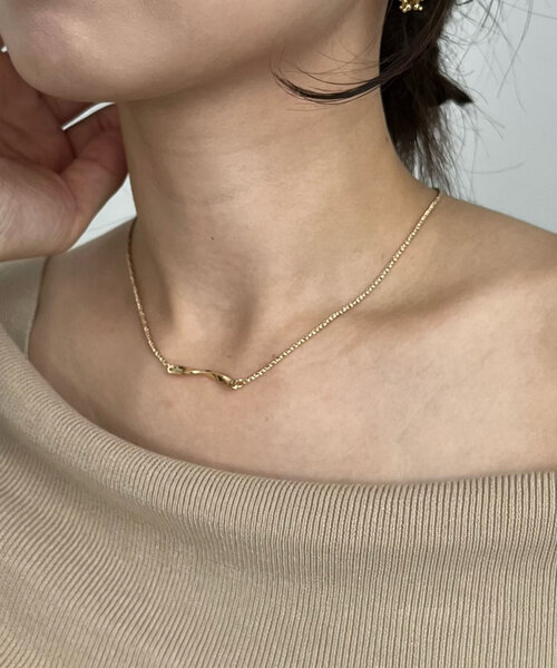 CAPRICIEUX LE'MAGE（カプリシューレマージュ）の「〈GOLDY/ゴールディ〉ツイストバーネックレス（ネックレス・レディース・シルバー/ゴールド・FREE）」の5枚目の写真