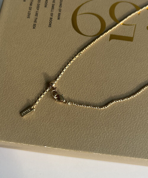 CAPRICIEUX LE'MAGE（カプリシューレマージュ）の「〈GOLDY/ゴールディ〉ツイストバーネックレス（ネックレス・レディース・シルバー/ゴールド・FREE）」の7枚目の写真