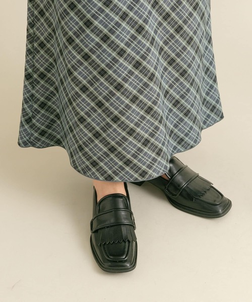 KBF（ケイビーエフ）の「アシンメトリートゥタッセルローファー（ローファー・レディース・ベージュ/ブラック・38/37/36）」の3枚目の写真