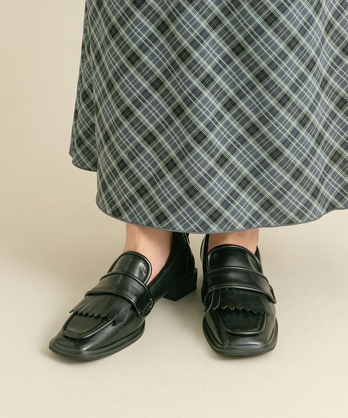 KBF（ケイビーエフ）の「アシンメトリートゥタッセルローファー（ローファー・レディース・ベージュ/ブラック・38/37/36）」の4枚目の写真