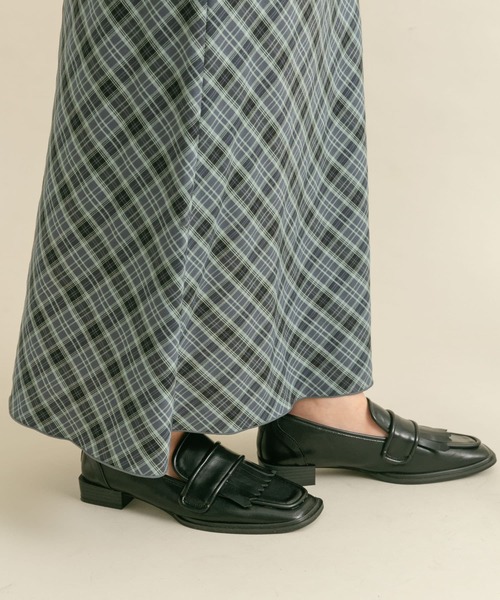 KBF（ケイビーエフ）の「アシンメトリートゥタッセルローファー（ローファー・レディース・ベージュ/ブラック・38/37/36）」の5枚目の写真