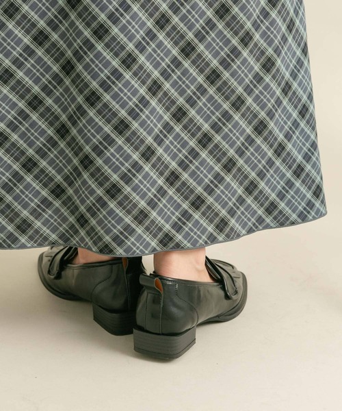 KBF（ケイビーエフ）の「アシンメトリートゥタッセルローファー（ローファー・レディース・ベージュ/ブラック・38/37/36）」の6枚目の写真