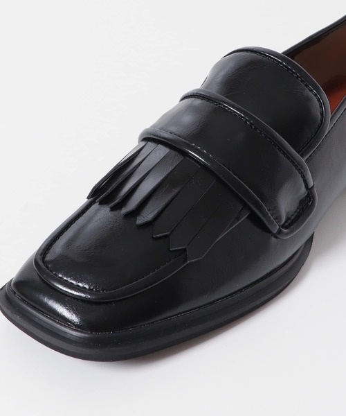 KBF（ケイビーエフ）の「アシンメトリートゥタッセルローファー（ローファー・レディース・ベージュ/ブラック・38/37/36）」の20枚目の写真