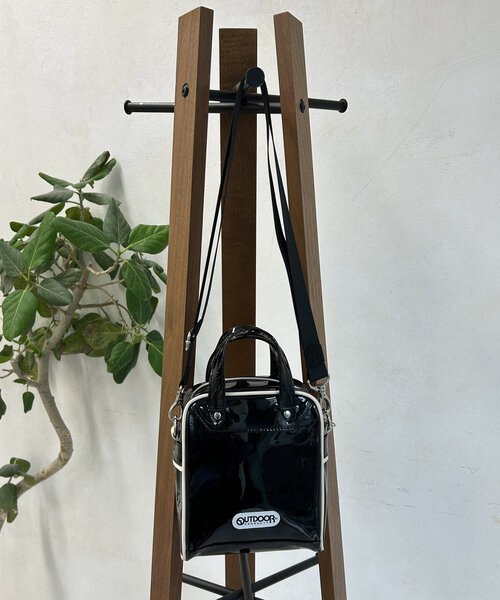 OUTDOOR PRODUCTS（アウトドアプロダクツ）の「エナメルミニショルダー（ショルダーバッグ・レディース・ブラック/ブラウン・FREE）」の4枚目の写真