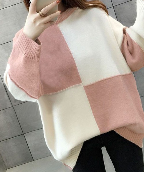 Kuroba(クロバ)の「ブロックチェック柄ニットトップス(ニット/セーター・レディース・チャコールグレー/ピンク/ベージュ/ブルー・FREE)」の4枚目の写真