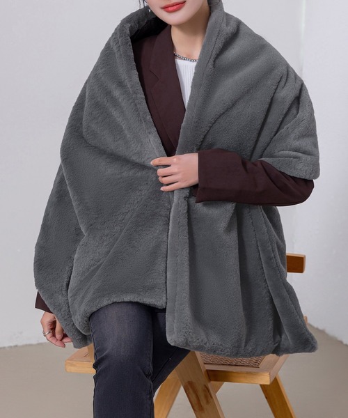 DAY CLOSET（デイ クローゼット）の「レディース オケージョンにも使える4WAY大判ボリュームフェイクファーストール（ストール/ショール・レディース・グレー/ブラック/ブラウン/ベージュ・ONE SIZE）」の14枚目の写真