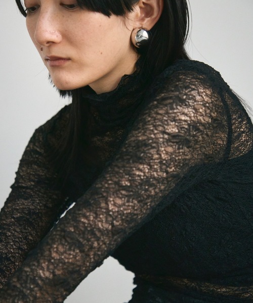 Lutim by u(ルチバイユー)の「Bottole neck lace tops/ボトルネックレーストップス(Tシャツ/カットソー・レディース・アイボリー/ブラック・FREE)」の2枚目の写真