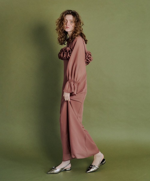 et.UNiVER(エトユニベール)の「Frill shirt layered dress(ドレス・レディース・チャコール/ブラウン/スモークピンク/ブラック・MEDIUM)」の4枚目の写真