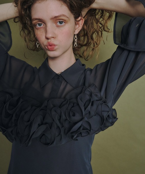 et.UNiVER(エトユニベール)の「Frill shirt layered dress(ドレス・レディース・チャコール/ブラウン/スモークピンク/ブラック・MEDIUM)」の2枚目の写真