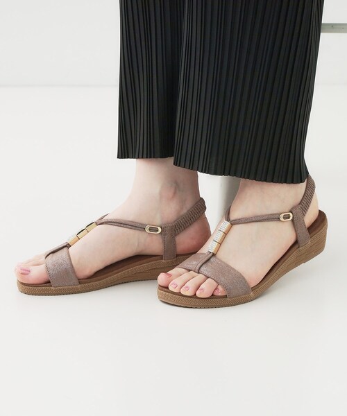 SHOO・LA・RUE（シューラルー）の「ビジューYストラップサンダル（サンダル・レディース・ダークグレー/ゴールド/ナチュラル・35/45）」の4枚目の写真