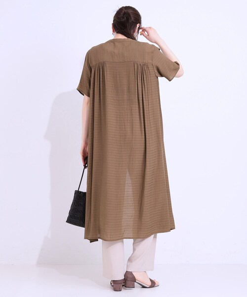 SHOO・LA・RUE（シューラルー）の「さらさら ドビーギャザー シャツワンピース（ワンピース・レディース・ネイビー/ダークブラウン/ナチュラル・04/03/02/01）」の5枚目の写真