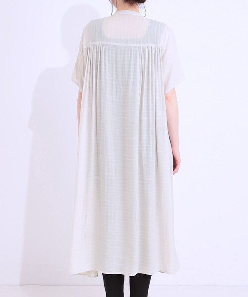 SHOO・LA・RUE（シューラルー）の「さらさら ドビーギャザー シャツワンピース（ワンピース・レディース・ネイビー/ダークブラウン/ナチュラル・04/03/02/01）」の18枚目の写真