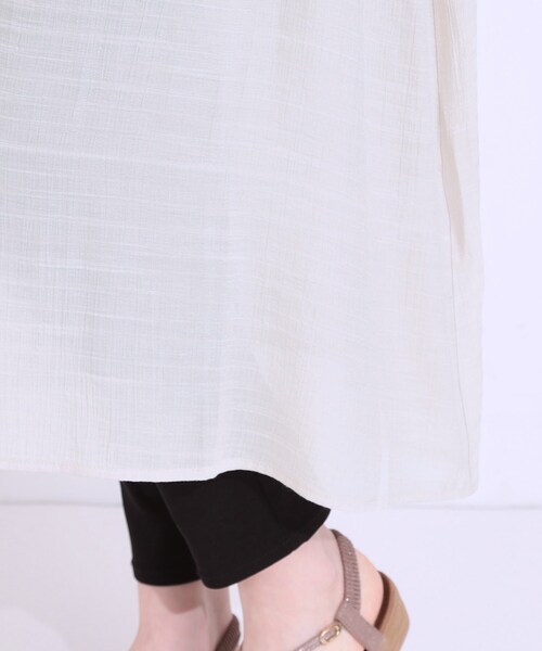 SHOO・LA・RUE（シューラルー）の「さらさら ドビーギャザー シャツワンピース（ワンピース・レディース・ネイビー/ダークブラウン/ナチュラル・04/03/02/01）」の21枚目の写真