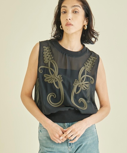 Settimissimo(セッティミッシモ)の「モチーフコード刺繍 シアーノースリーブプルオーバー(Tシャツ/カットソー・レディース・グレー/ブラック/ベージュ・FREE)」の2枚目の写真