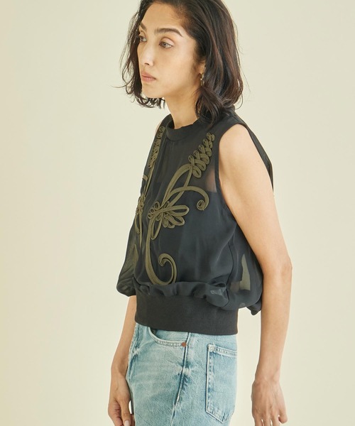 Settimissimo(セッティミッシモ)の「モチーフコード刺繍 シアーノースリーブプルオーバー(Tシャツ/カットソー・レディース・グレー/ブラック/ベージュ・FREE)」の5枚目の写真