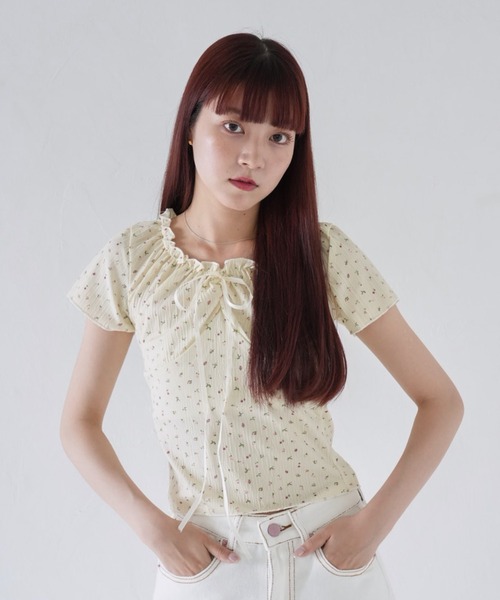 Uenui（ウニュイ）の「【 cunii 】 フローラル ルーシュド リボン トップ（シャツ/ブラウス・レディース・ホワイト/ベージュ系・FREE）」の2枚目の写真