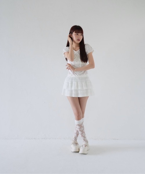 Uenui（ウニュイ）の「【 cunii 】 フローラル ルーシュド リボン トップ（シャツ/ブラウス・レディース・ホワイト/ベージュ系・FREE）」の13枚目の写真