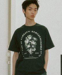 ROMANTIC CROWN（ロマンティッククラウン）の「A'GEM/9 × .kom 『ROMANTIC CROWN/ロマンティック クラウン』 COAL FLOWER T-SHIRT/コールフラワー Tシャツ（Tシャツ/カットソー）」