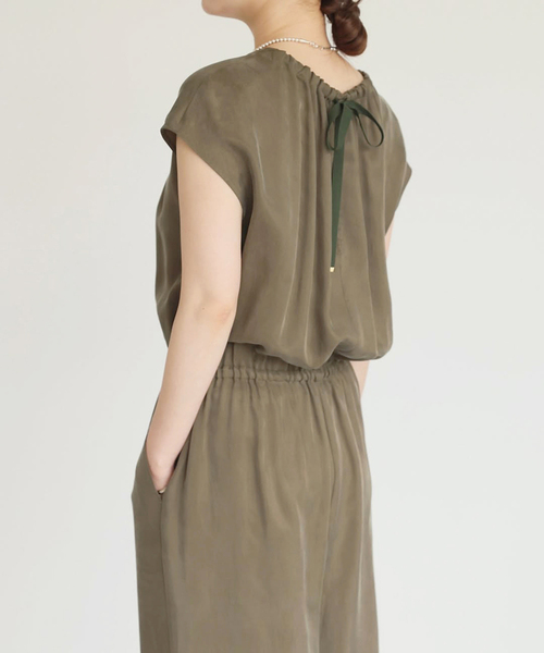 IENA（イエナ）の「《追加2》キュプラギャザーネックオールインワン（つなぎ/オールインワン・レディース・カーキ/ネイビー/ブラック系その他/ブラウン・36/38）」の4枚目の写真