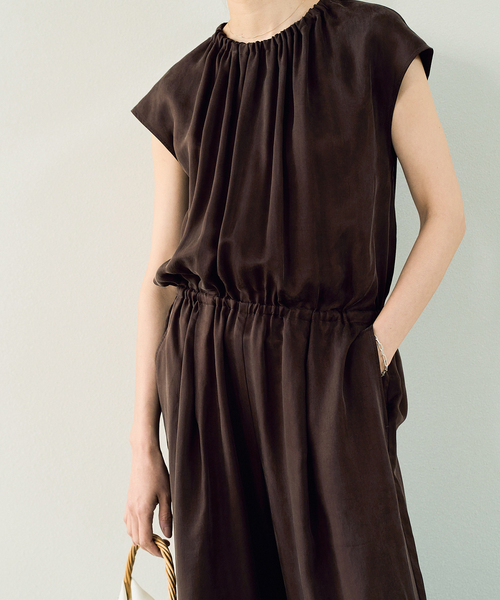 IENA（イエナ）の「《追加2》キュプラギャザーネックオールインワン（つなぎ/オールインワン・レディース・カーキ/ネイビー/ブラック系その他/ブラウン・36/38）」の5枚目の写真