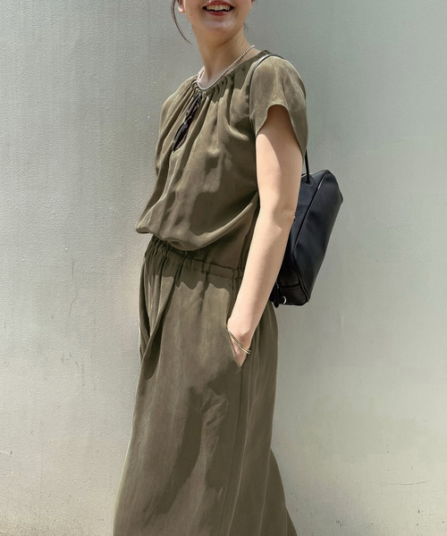 IENA（イエナ）の「《追加2》キュプラギャザーネックオールインワン（つなぎ/オールインワン・レディース・カーキ/ネイビー/ブラック系その他/ブラウン・36/38）」の13枚目の写真