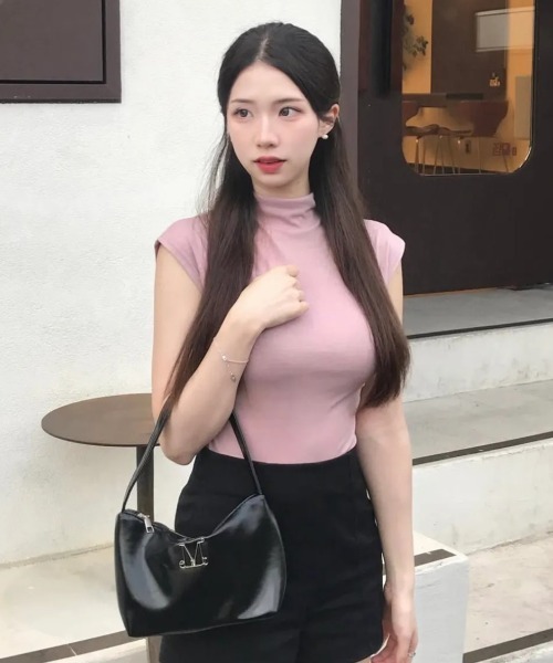 MUCENT（ムセント）の「【日本未発売/WEB限定】MUCENT(ムセント)/軽量 コンパクト ショルダー ハンドバッグ/MORIN METAL LOGO COMPACT SHOULDER BAG（ショルダーバッグ・レディース・ブラック・FREE）」の5枚目の写真